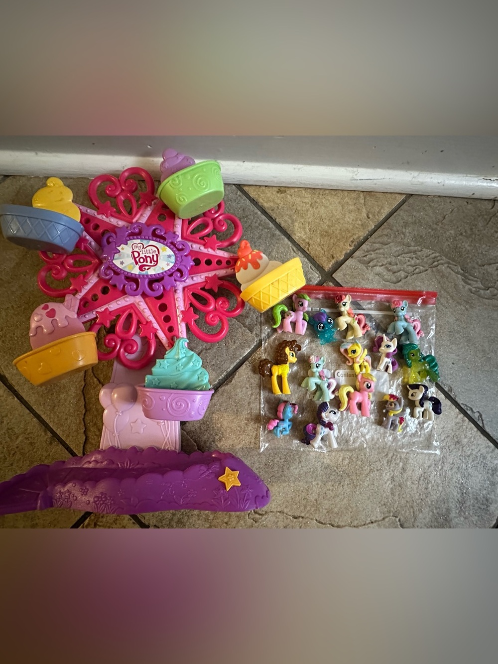 Hasbro My Little Pony Ponyville Ferris Wheel & 14 my little pony figures